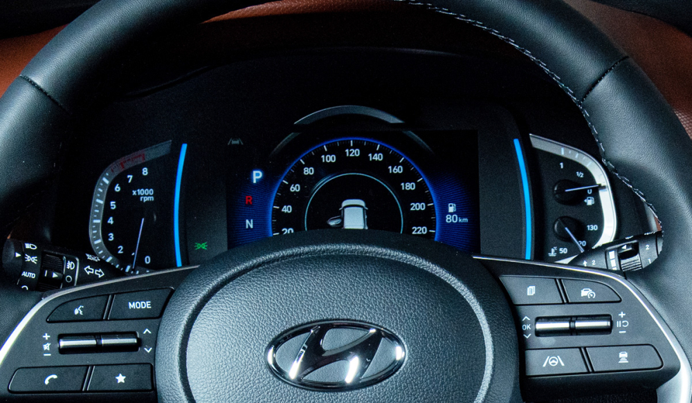 Bảng đồng hồ với m&agrave;n h&igrave;nh kỹ thuật số 7 inch sau v&ocirc; lăng của Hyundai Creta 2021