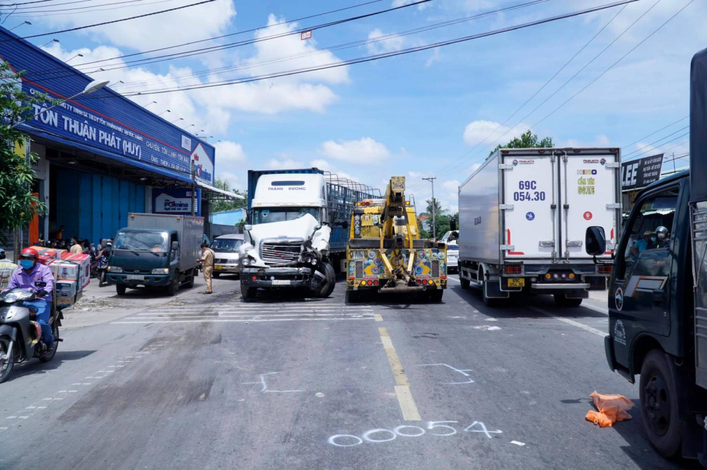 Chiếc xe đầu kéo bị hư hỏng đầu xe