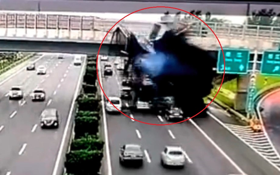 Nhựa đường ở thùng xe ben đổ xuống đường bên dưới cầu vượt