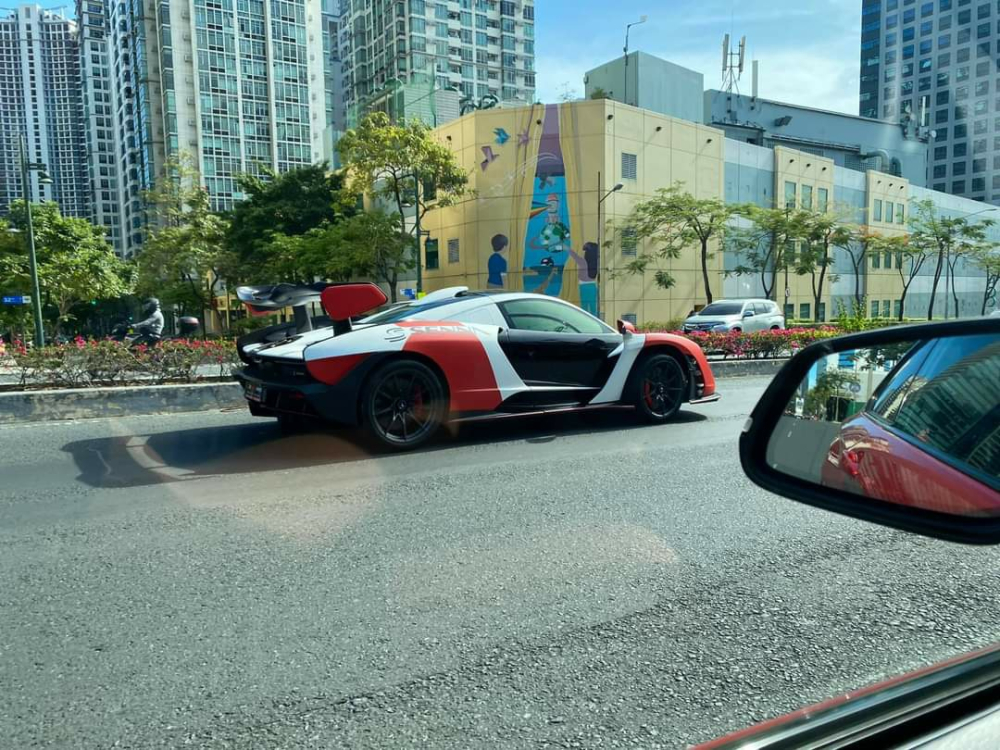 Bộ áo mới mang 2 tông màu là trắng và cam gợi nhớ chiếc McLaren Senna nguyên mẫu