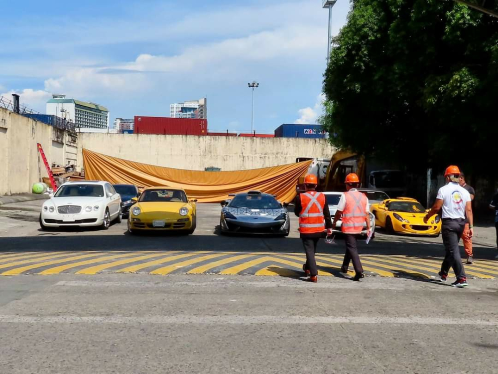 Kiểm tra lần cuối c&aacute;c si&ecirc;u xe, xe thể thao v&agrave; &ocirc; t&ocirc; nhập lậu v&agrave;o Philippines trước khi nghiền n&aacute;t