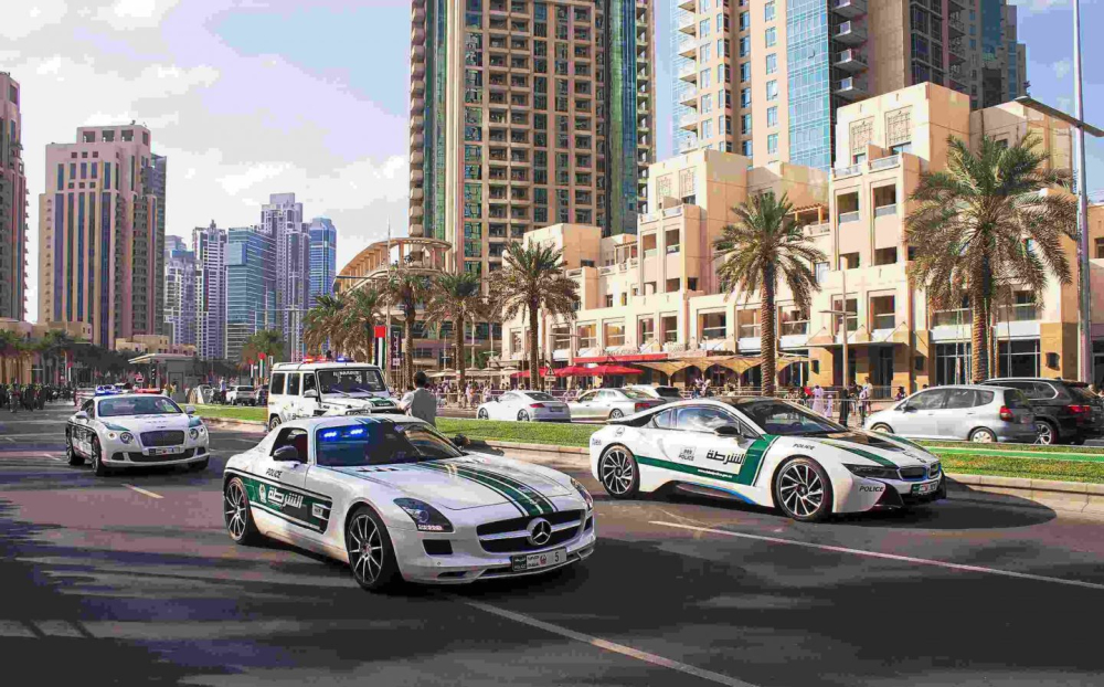 Những chiếc si&ecirc;u xe ấn tượng kh&aacute;c trong d&agrave;n xe tuần tra của cảnh s&aacute;t Dubai