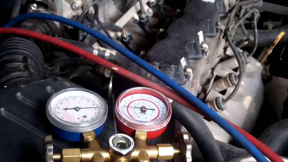 Thiếu gas lạnh l&agrave; một nguy&ecirc;n nh&acirc;n khiến điều h&ograve;a &ocirc; t&ocirc; kh&ocirc;ng m&aacute;t