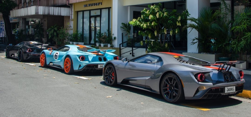 Ford GT phiên bản Heritage Edition với màu sơn Gulf đỗ chính giữa. Ảnh: Jworks