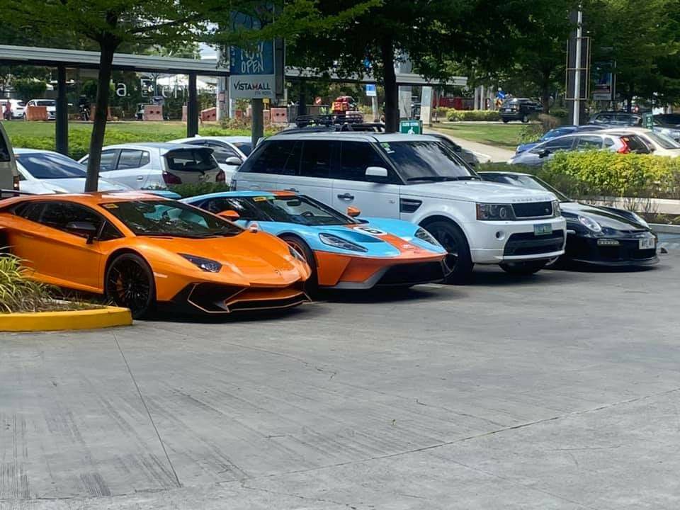  Ford GT Heritage Edition đỗ cạnh chiếc si&ecirc;u xe Lamborghini Aventador SV sản xuất giới hạn 600 chiếc 