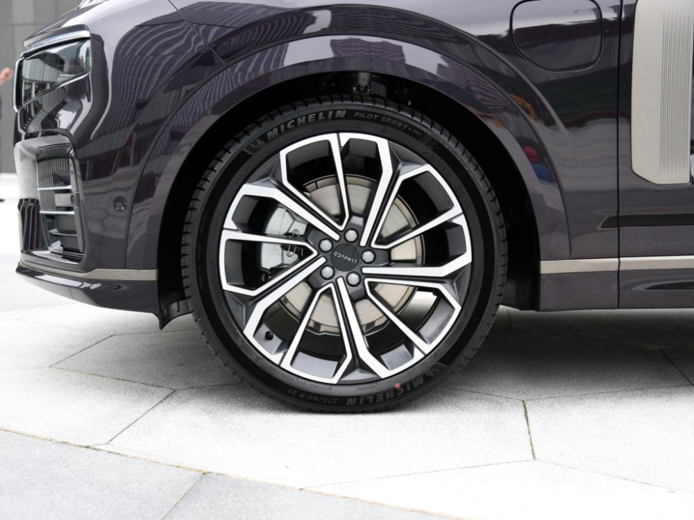 V&agrave;nh la-zăng của Lynk & Co 09 bản cao cấp