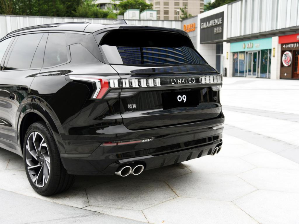 Lynk & Co 09 c&oacute; 4 ống xả