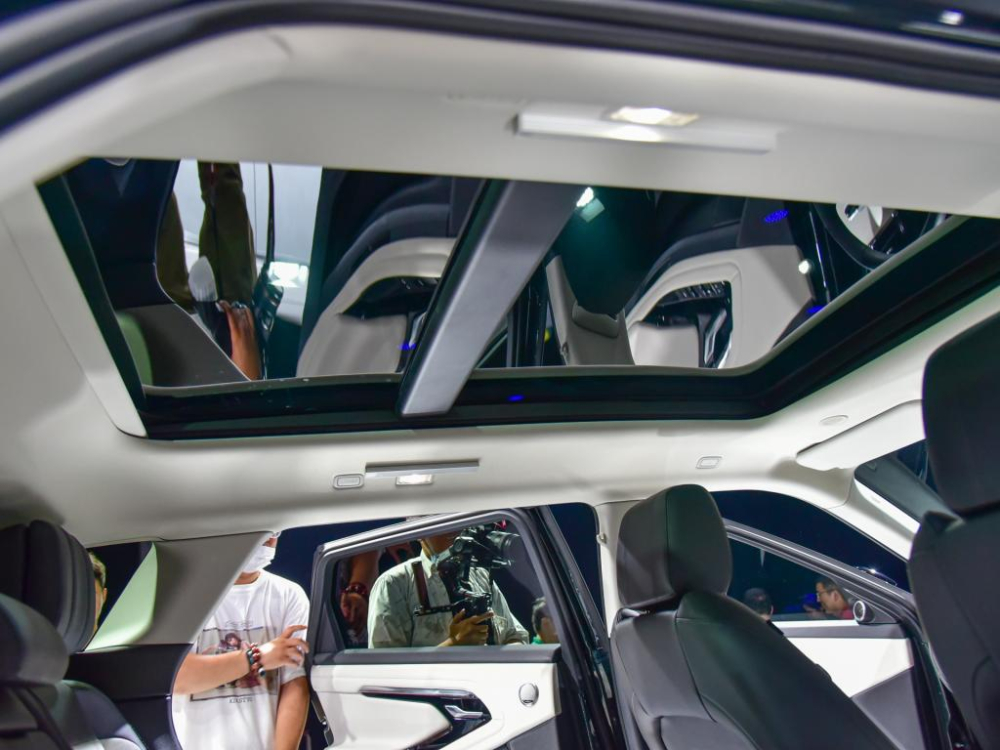 Cửa sổ trời của Range Rover Evoque L 2021