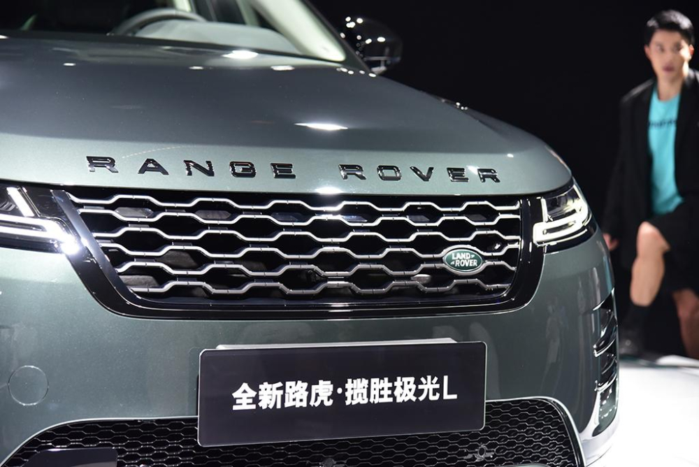 Lưới tản nhiệt của Range Rover Evoque L 2021 lớn hơn bản thường