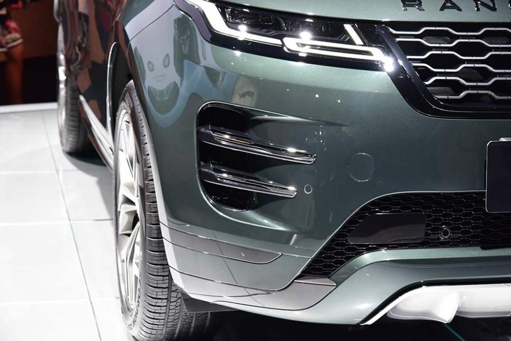 Đèn pha và khe gió hai bên cản trước của Range Rover Evoque L 2021