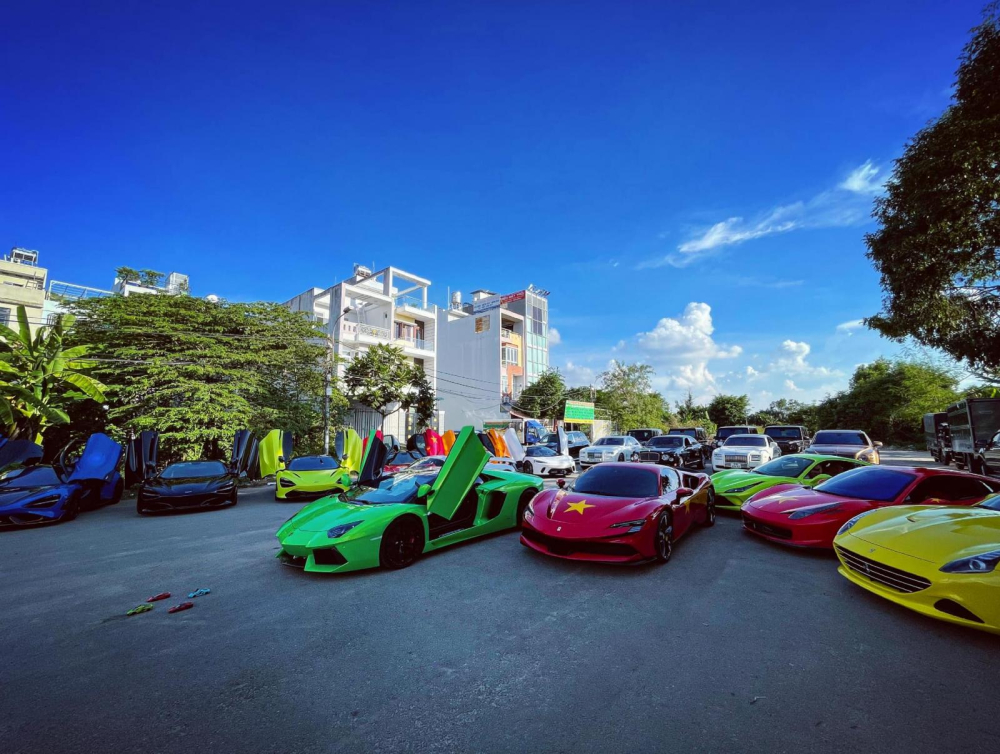 Dàn siêu xe hơn 200 tỷ đồng tụ tập cùng nhau tại Sài thành