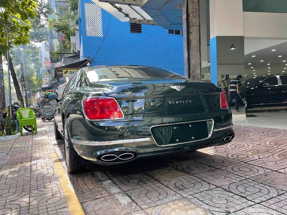 Chiếc Bentley Flying Spur First Edition này thuộc phiên bản V8 nên có ống xả kép