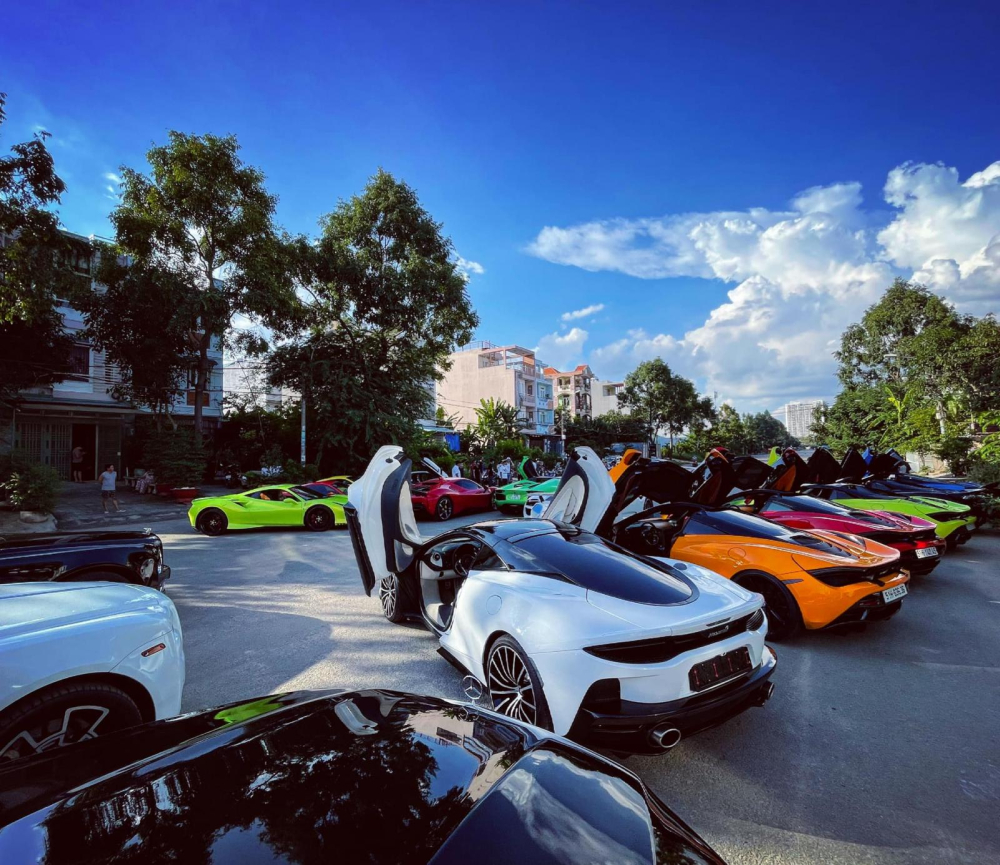 Có đến 6 chiếc siêu xe của thương hiệu McLaren được mang ra trưng bày