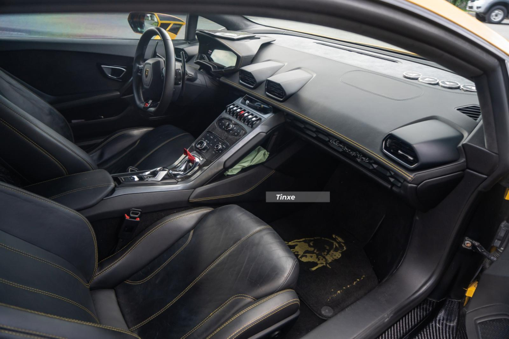 Khoang lái chiếc siêu xe Lamborghini Huracan độ Mansory