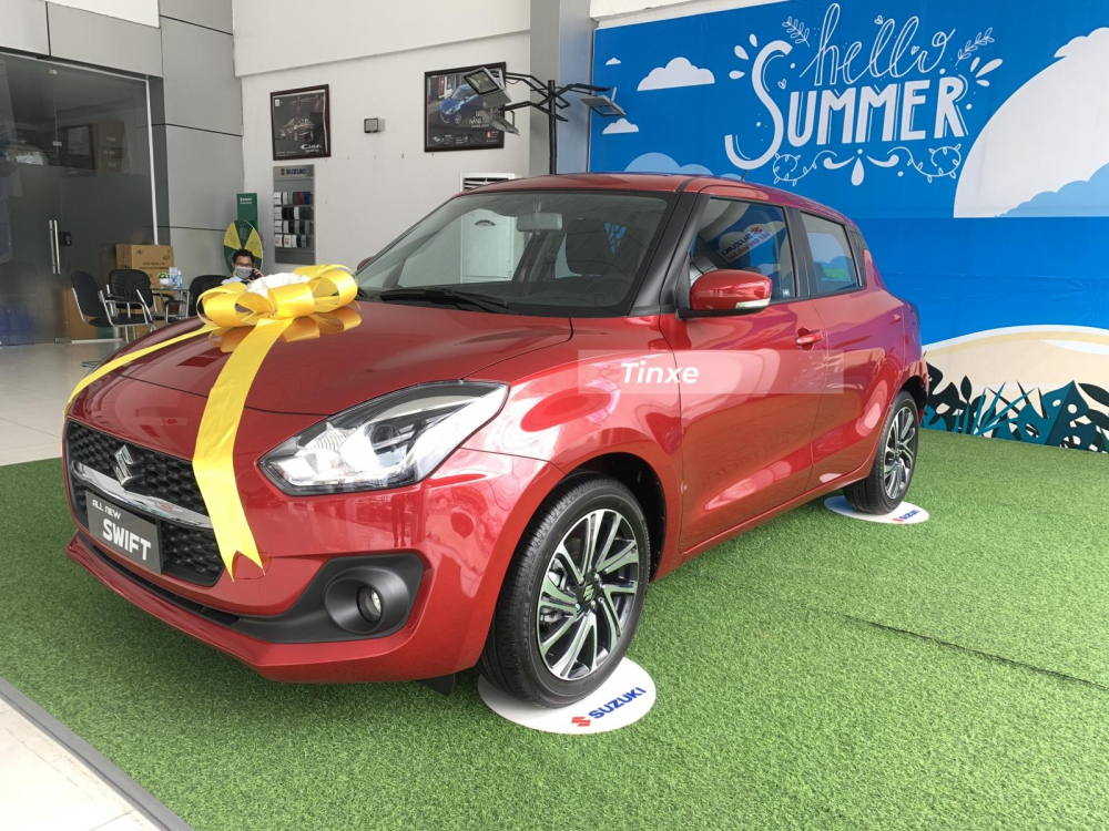 Suzuki Swift 2021 phiên bản màu đỏ tại đại lý