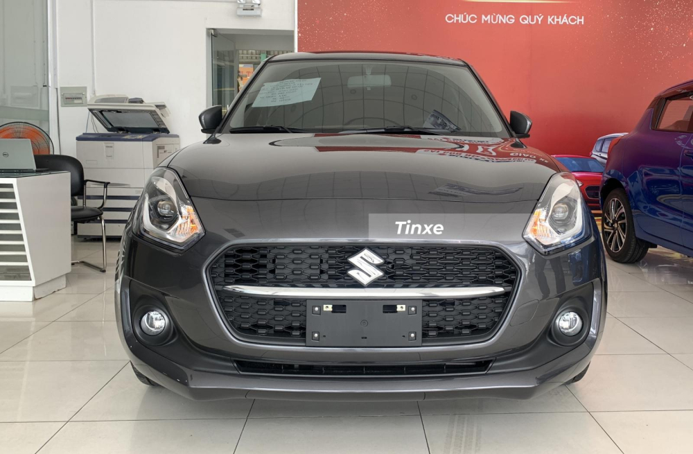 Và Suzuki Swift 2021 màu xám. Bên cạnh đó, mẫu xe này có 2 màu khác là trắng và bạc