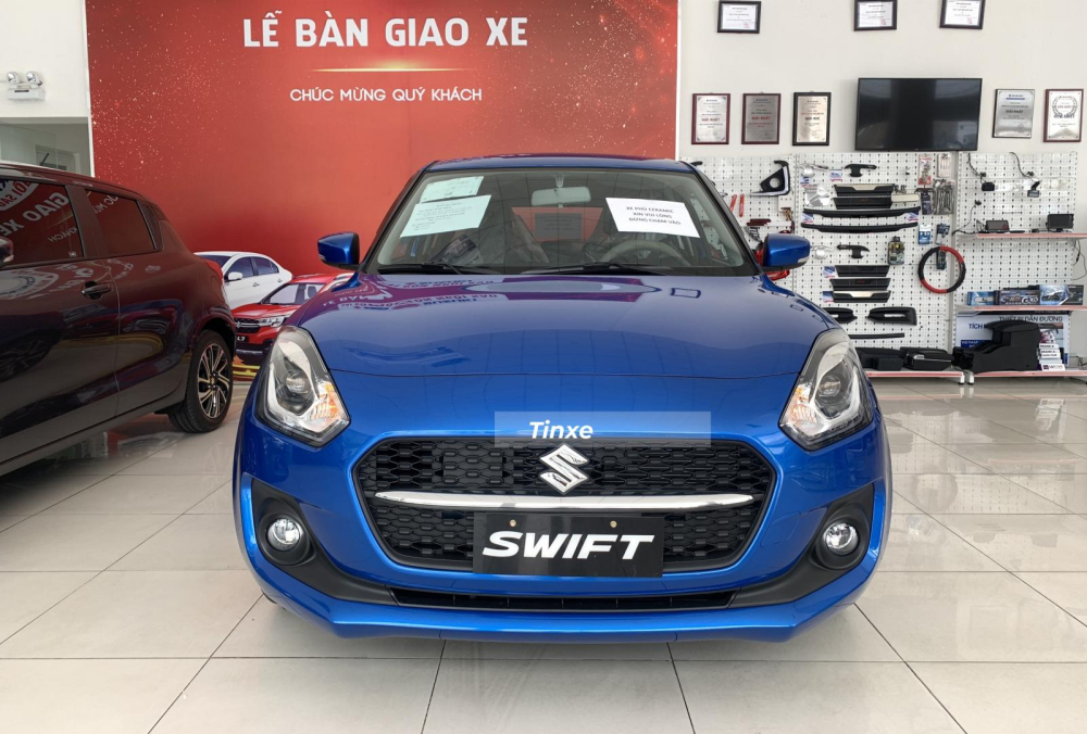 Suzuki Swift 2021 với tông màu xanh dương nổi bật