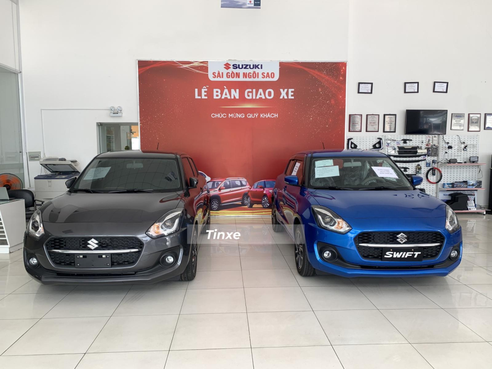 Số lượng xe Suzuki Swift 2021 ở các đại lý Sài thành còn ít và khách hàng có thể phải chờ sang năm 2022 mới có xe để mua