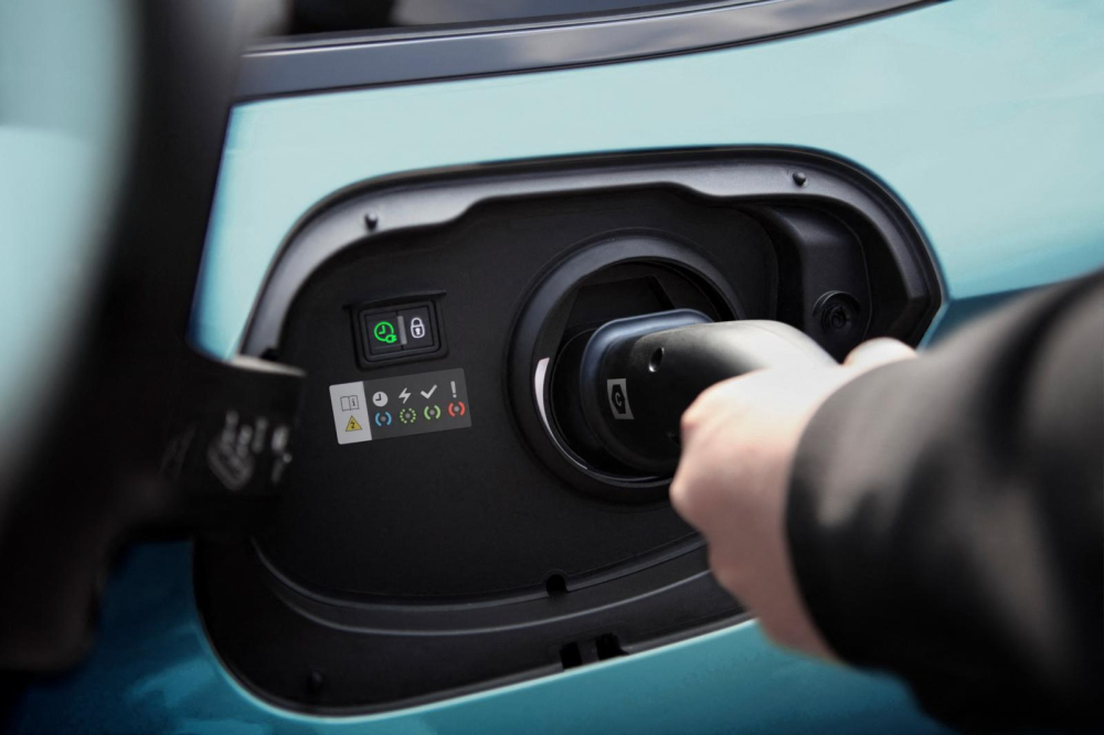 Cổng sạc điện của Peugeot 308 SW 2022 phiên bản plug-in hybrid Cổng sạc điện của Peugeot 308 SW 2022 phiên bản plug-in hybrid