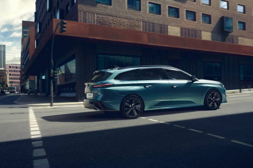 Chiếc Peugeot 308 SW 2022 này được sơn màu xanh dương mới Chiếc Peugeot 308 SW 2022 này được sơn màu xanh dương mới