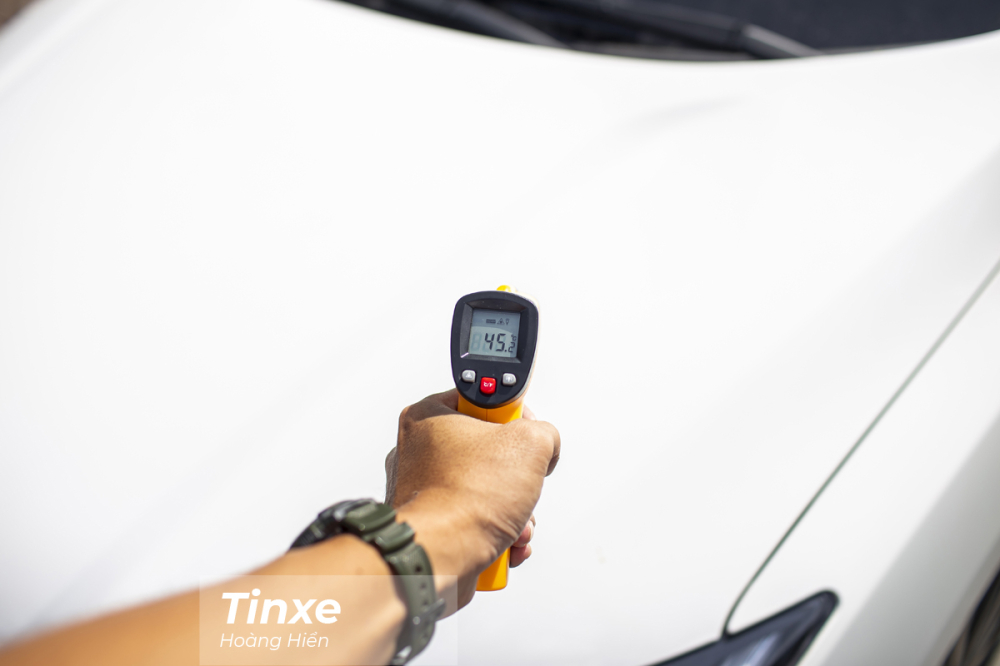 Xe có màu trắng có nhiệt độ tại nắp capo khá thấp.