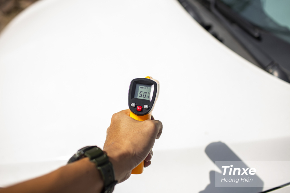 Dao động trong khoảng từ 45-50 độ khi đỗ xe trực tiếp ngoài nắng.