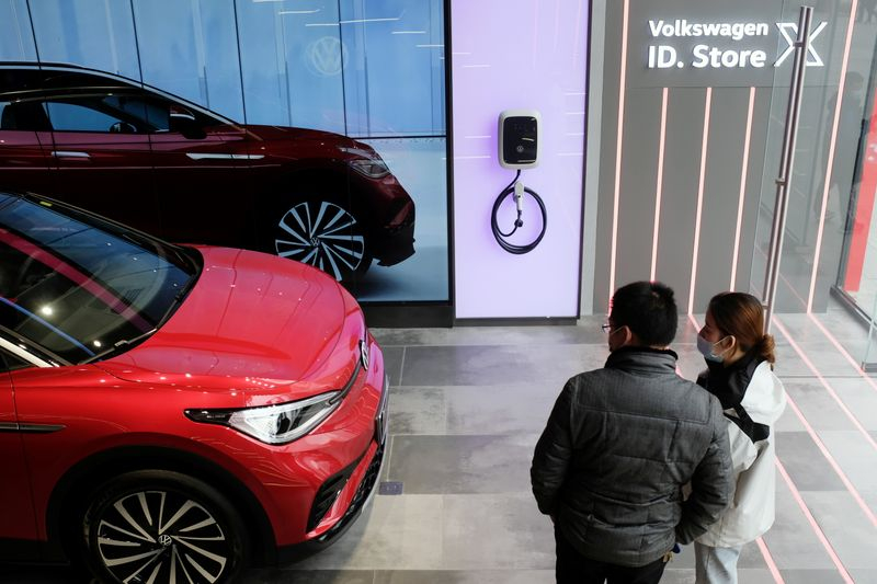 Khách hàng đứng xem chiếc ID.4 X trong showroom của liên doanh SAIC Volkswagen ở Thành Đô