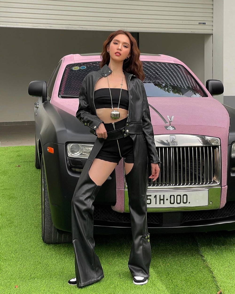 C&ograve;n đ&acirc;y l&agrave; Ngọc Trinh với h&igrave;nh ảnh c&ugrave;ng chiếc Rolls-Royce Ghost đ&atilde; qua sử dụng
