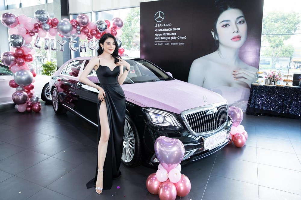 Trong c&acirc;u chuyện chung bồ tỷ ph&uacute; kh&ocirc;ng biết ai l&agrave; người đến sau nhưng chi tiết nửa th&acirc;n tr&ecirc;n xe d&aacute;n hồng đậm kim tuyến th&igrave; Ngọc Trinh lại khoe đầu ti&ecirc;n n&ecirc;n Lily Chen đ&atilde; c&oacute; d&ograve;ng trạng th&aacute;i sẽ sửa chi tiết n&agrave;y tr&ecirc;n mẫu xe si&ecirc;u sang của m&igrave;nh sang v&agrave;ng đồng