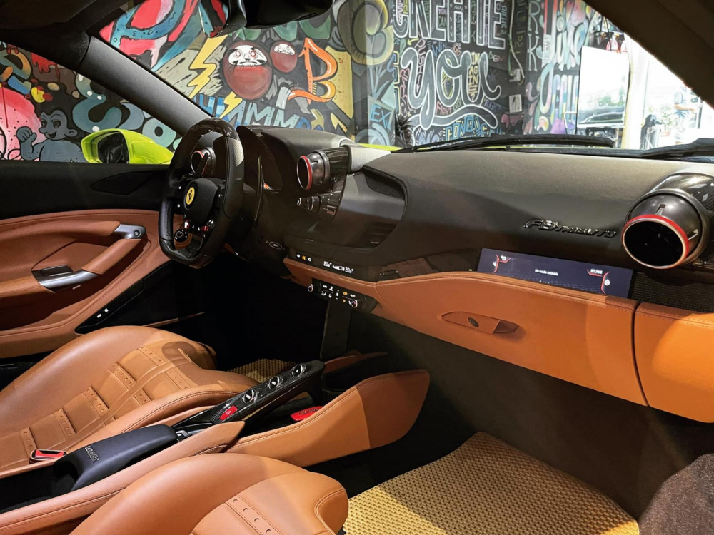 Chiếc Ferrari F8 Tributo này có nội thất màu da bò
