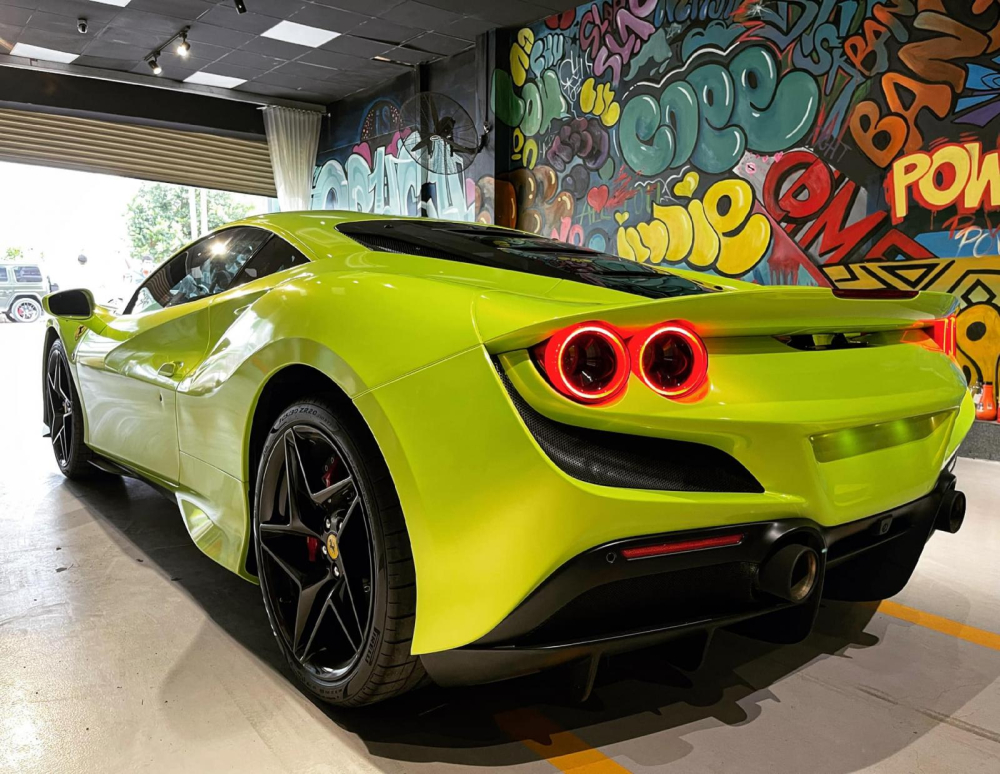 Đây là chiếc siêu xe Ferrari F8 Tributo đầu tiên thay áo tại Việt Nam