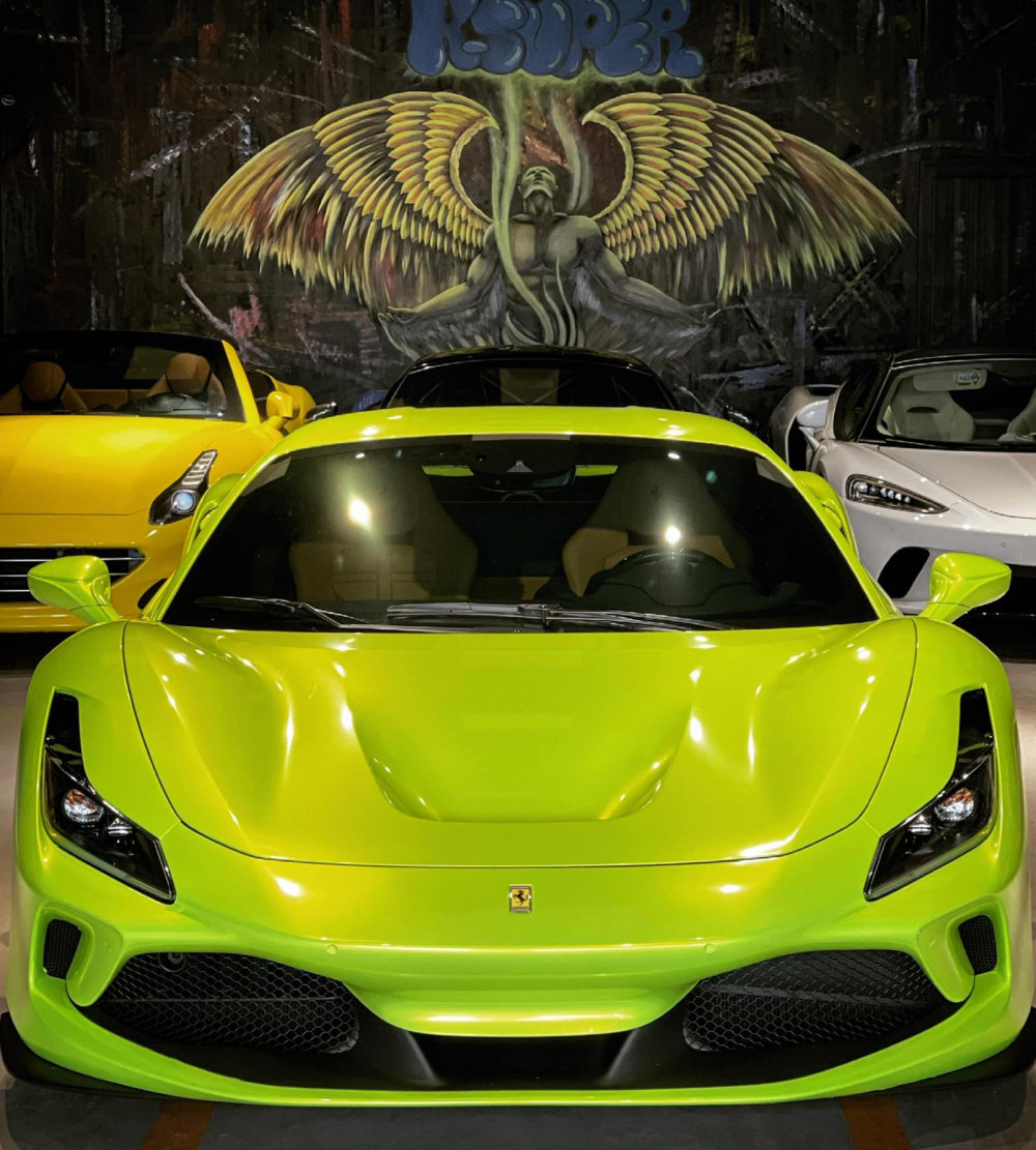 Chiếc siêu xe Ferrari F8 Tributo này được trang bị áo xanh neon