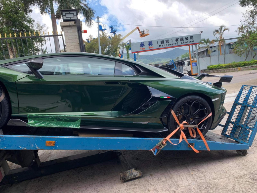 Chiếc siêu xe Lamborghini Aventador SVJ tại một kho cảng ở Hồng Kông