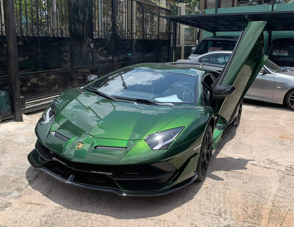 Chiếc siêu xe Lamborghini Aventador SVJ màu xanh lá đậm của đại gia lan đột biến