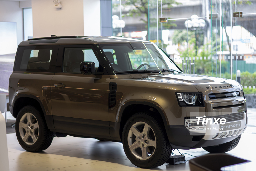 Đ&aacute;nh gi&aacute; Land Rover Defender 90 - Land Rover Defender 90 ngắn hơn 43,5 cm so với phi&ecirc;n bản Defender 110