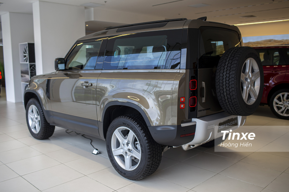 Đ&aacute;nh gi&aacute; Land Rover Defender 90 - thiết kế đậm chất SUV việt d&atilde;