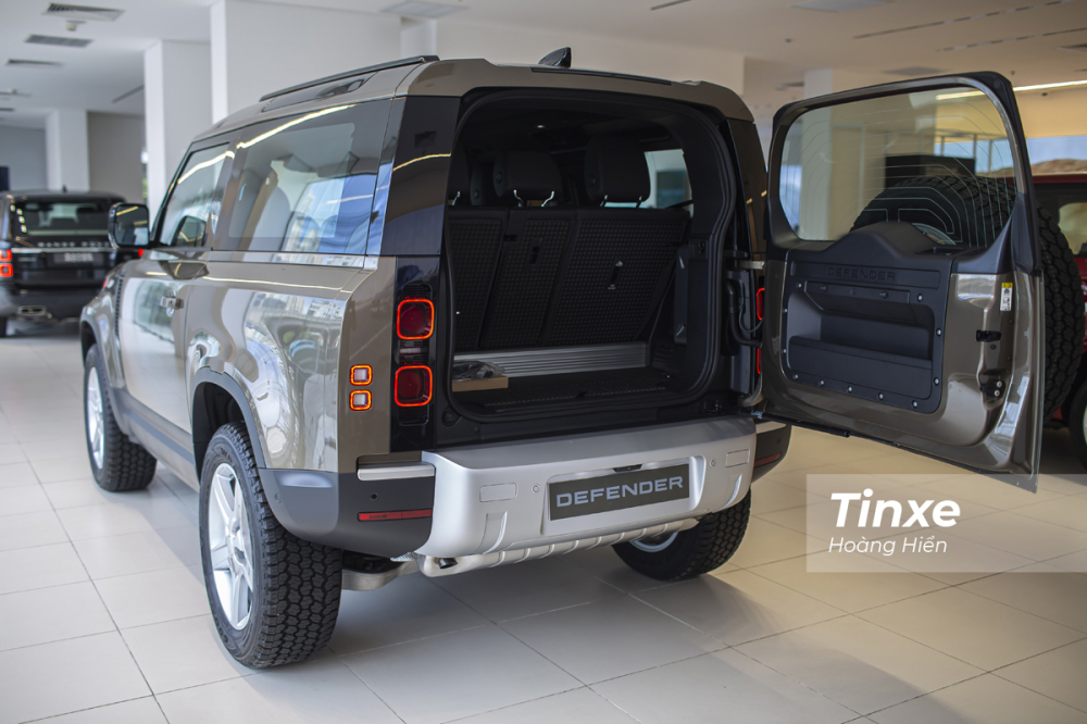 Đ&aacute;nh gi&aacute; Land Rover Defender 90 - Cửa cốp mở ngang với t&iacute;nh năng cửa h&iacute;t tự động