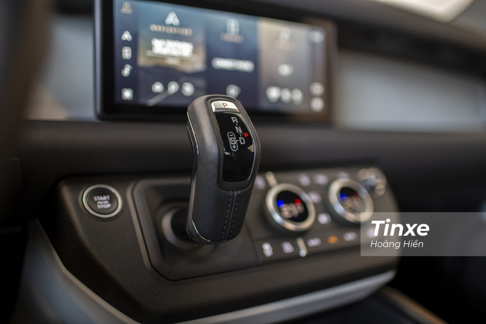 Đ&aacute;nh gi&aacute; Land Rover Defender 90 - Xe được trang bị hộp số tự động 8 cấp c&ugrave;ng hộp số phụ Low Range cho ph&eacute;p xe c&oacute; khả năng tận dụng tối đa sức k&eacute;o từ động cơ