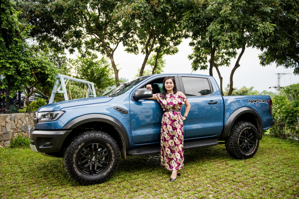 Chị Thanh Xuân - CEO Lotus Quality Assurance - bên chiếc Ford Ranger Raptor.