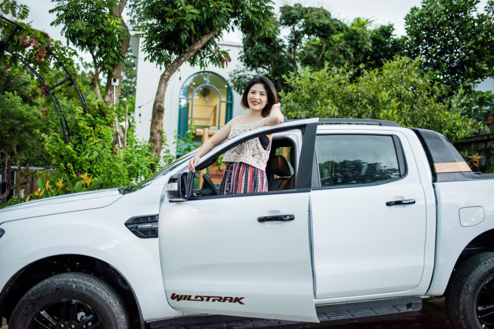 Chị Thuỷ bên chiếc Ford Ranger mà chị yêu thích.