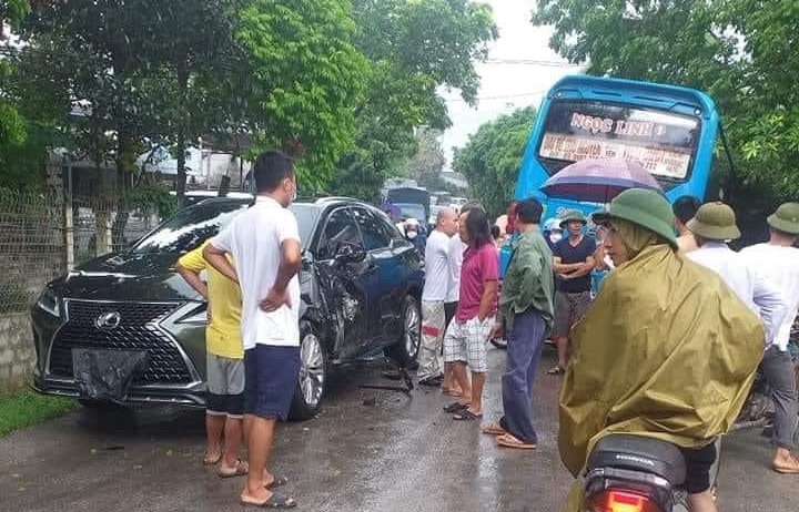 Hiện trường vụ tai nạn xe Lexus RX với xe bu&yacute;t ở kh&uacute;c cua tại Th&aacute;i Nguy&ecirc;n