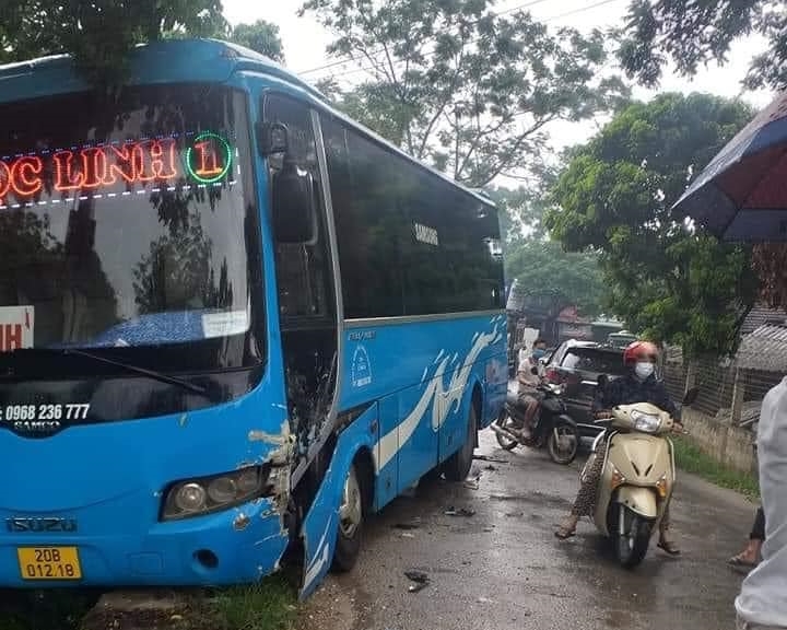 Chiếc xe bu&yacute;t hư hỏng 1 gốc đầu xe