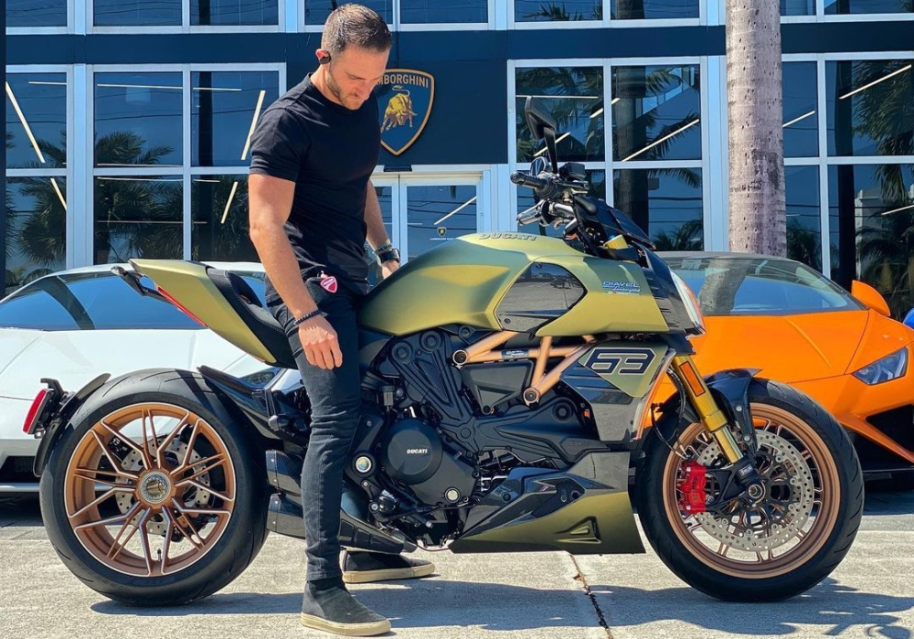 Brett David cùng siêu phẩm 2 bánh Ducati Diavel 1260 Lamborghini chỉ giới hạn sản xuất 630 chiếc Brett David cùng siêu phẩm 2 bánh Ducati Diavel 1260 Lamborghini chỉ giới hạn sản xuất 630 chiếc