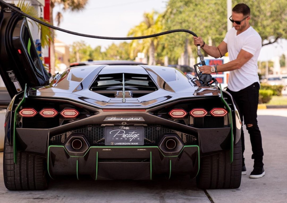 Brett David trong 1 lần chạy thử siêu xe Lamborghini Sían chỉ có 63 chiếc trên thế giới Brett David trong 1 lần chạy thử siêu xe Lamborghini Sían chỉ có 63 chiếc trên thế giới