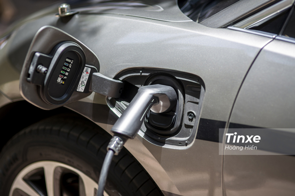 Cổng sạc trên Jaguar i-Pace sẽ tự động khoá cáp khi sạc, giúp chủ xe yên tâm khi sạc tại nơi công cộng. Cổng sạc trên Jaguar i-Pace sẽ tự động khoá cáp khi sạc, giúp chủ xe yên tâm khi sạc tại nơi công cộng.