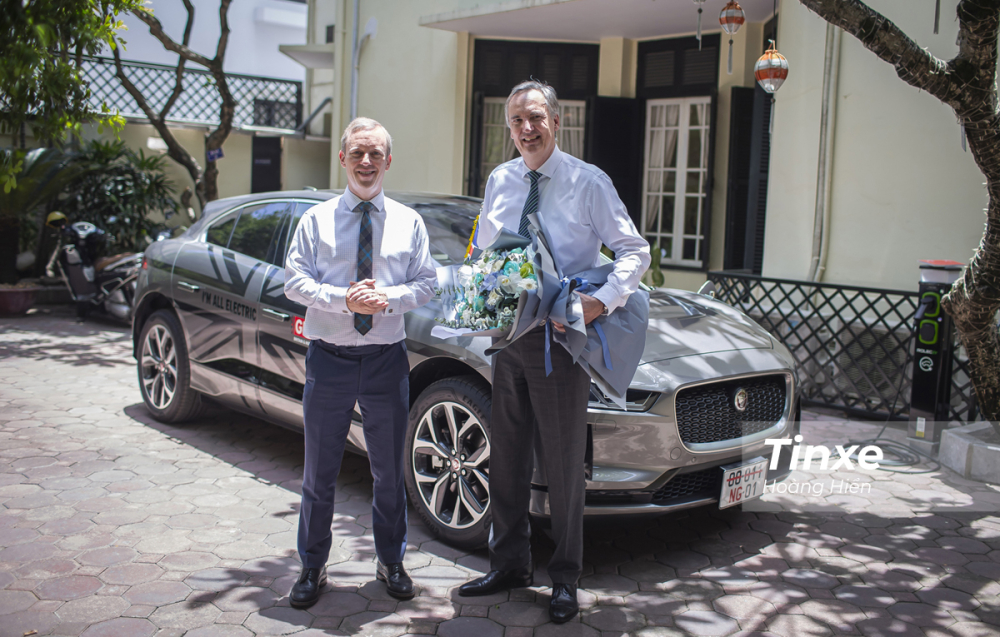 Đại diện Jaguar Việt Nam b&agrave;n giao chiếc Jaguar i-Pace cho ng&agrave;y đại sứ Anh tại Việt Nam.