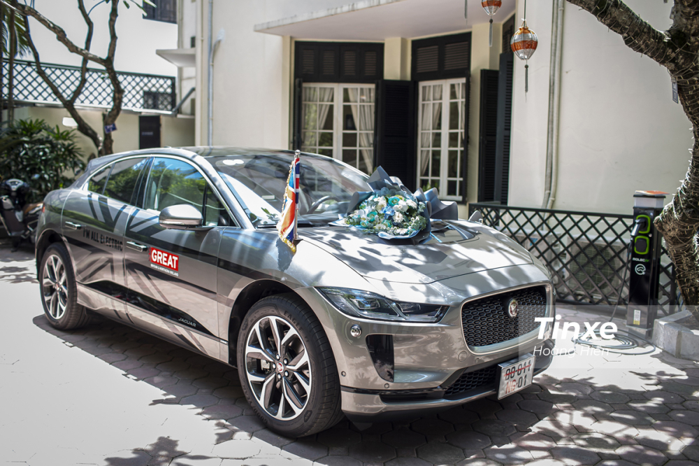 Jaguar i-Pace được trang bị m&agrave;u sơn ngoại thất độc đ&aacute;o với d&agrave;n tem đậm chất Anh.