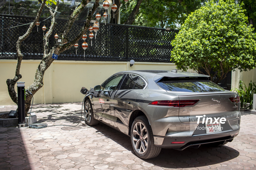 Jaguar i-Pace được trang bị 2 động cơ điện mạnh mẽ. Jaguar i-Pace được trang bị 2 động cơ điện mạnh mẽ.