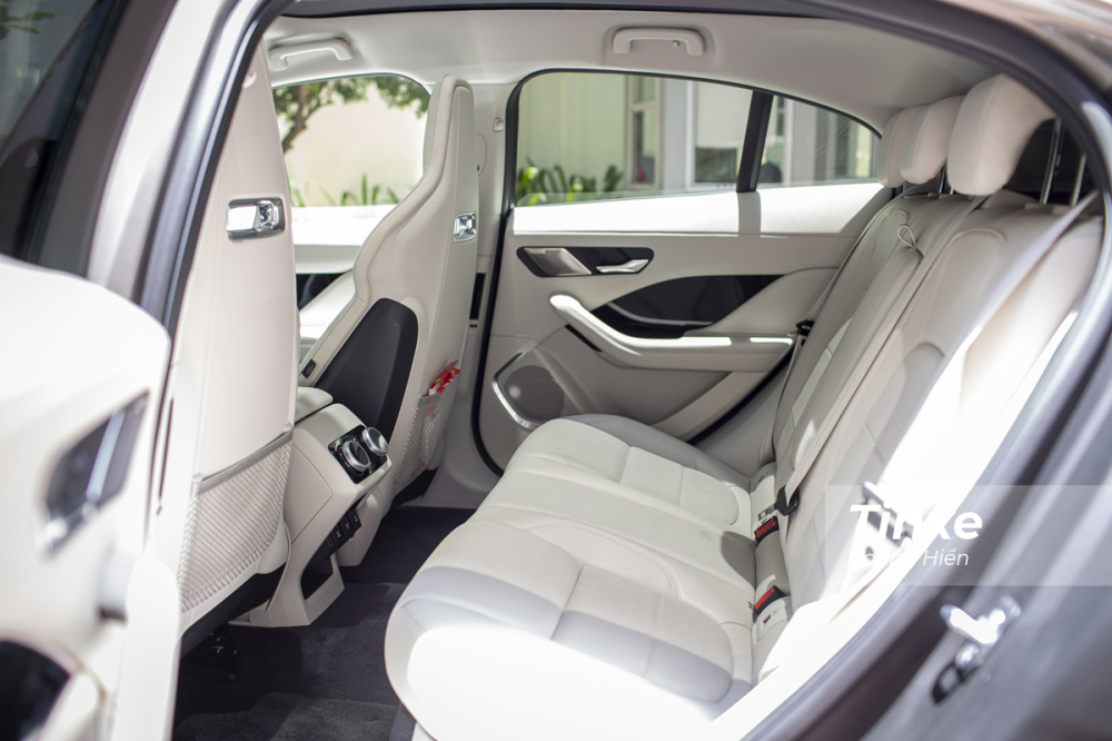Hàng ghế thứ 2 rộng rãi trên Jaguar i-Pace Hàng ghế thứ 2 rộng rãi trên Jaguar i-Pace