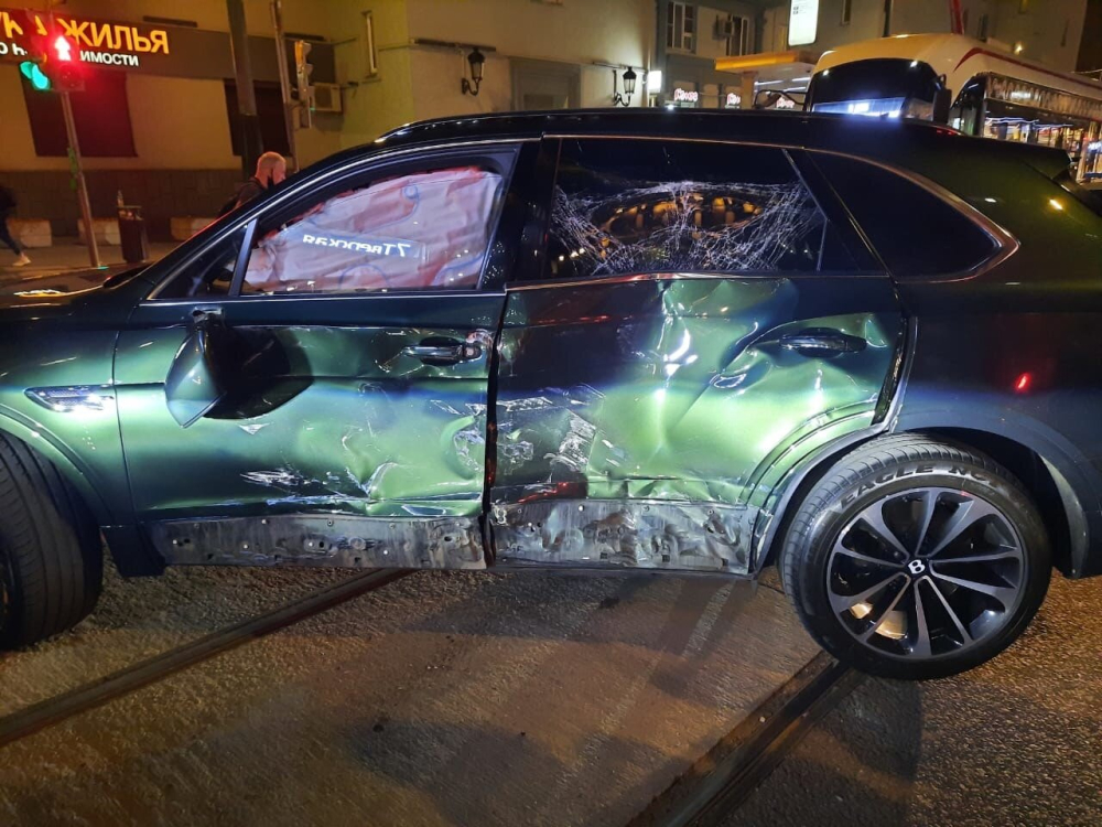Chiếc Bentley Bentayga bị biến dạng sườn xe bên trái